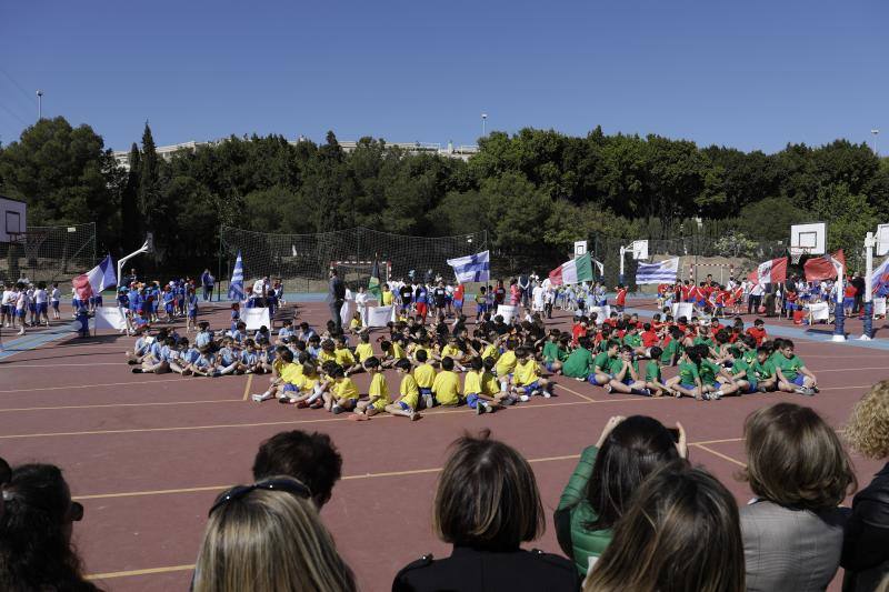 Casi medio millar de escolares han desfilado por el centro, con banderas de los distintos países, para recordar los valores olímpicos