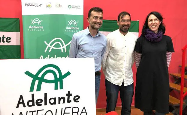 De izquierda a derecha: Antonio Maíllo, FranciscoMatas y Eva García Sempere en la asamblea de 'Adelante Antequera'.
