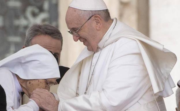 La religiosa Maria Concetta Esu, de 85 años, saluda al papa Francisco.