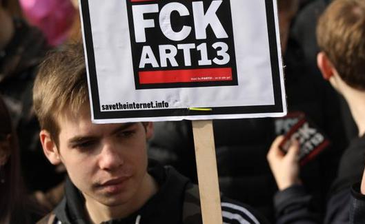Un joven protesta contra el artículo más polémico de la directiva.