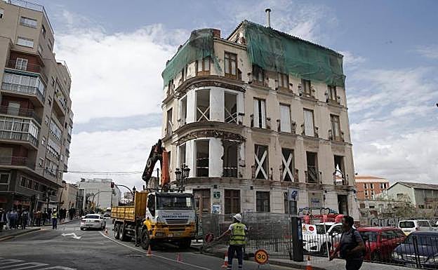 El inmueble que albergó la pensión La Mundial, tras la retirada de la rejería. 