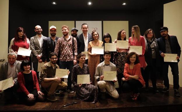 Foto de familia de todos los galardonados en los Premios Ateneo-Universidad de Málaga 2018. 
