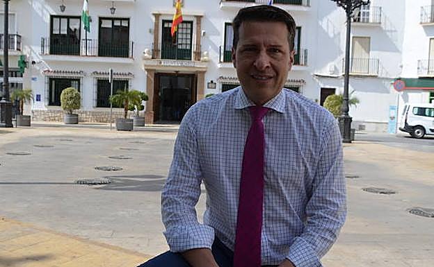 Óscar Medina, en la plaza del Ayuntamiento de Torrox.