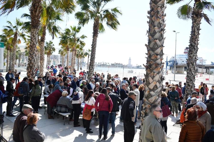 Apenas un centenar de personas se concentran en contra del rascacielos en el Puerto
