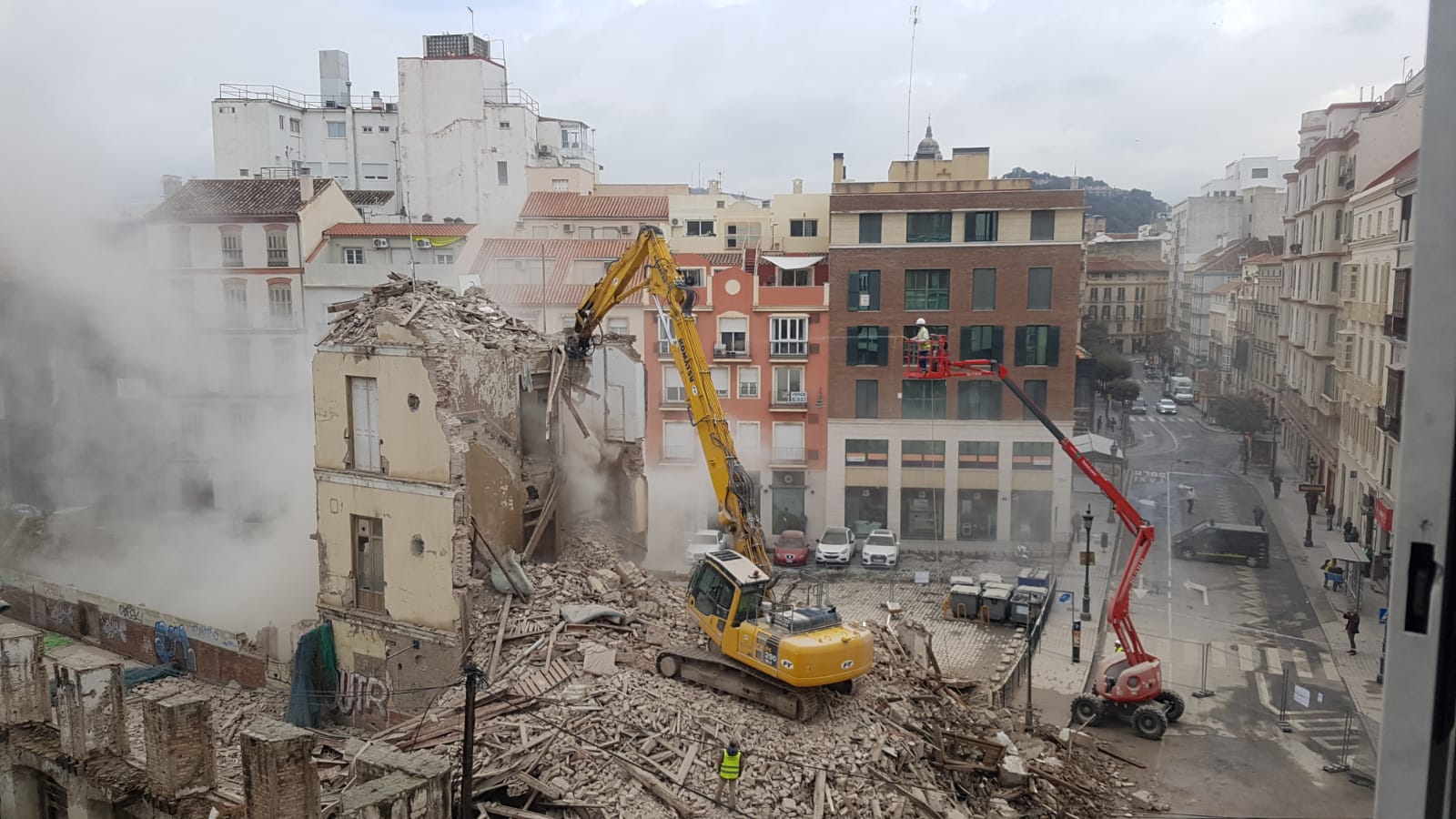 Desde primera hora de este domingo los operarios trabajan para eliminar el edificio, que dará paso a un hotel con la firma de Moneo 