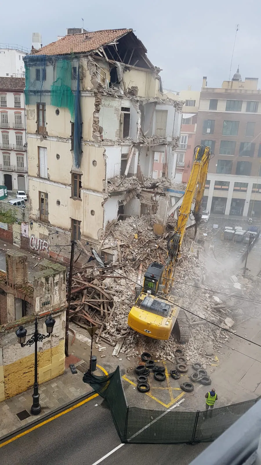 Desde primera hora de este domingo los operarios trabajan para eliminar el edificio, que dará paso a un hotel con la firma de Moneo 