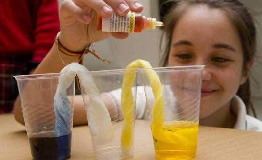 Una niña, en una de las actividades desarrolladas en las jornadas sobre Ciencia y Tecnología. 