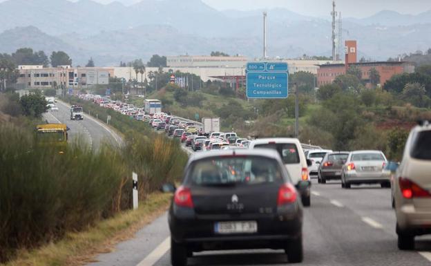 Imagen de archivo de caravanas en el acceso al PTA. EN el vídeo Juanma moreno anuncia que la JUnta abrirá en mayo el tercer carril reversible en el acceso del PTA. 