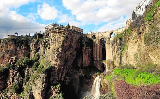 Vista de parte de la garganta y el Puente Nuevo