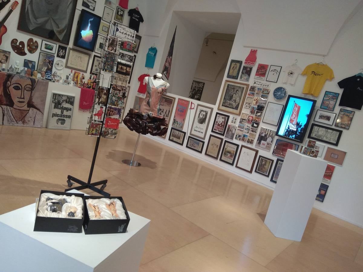 El creador malagueño firma en el museo nacional una ambiciosa retrospectiva que repasa cuatro décadas de trayectoria