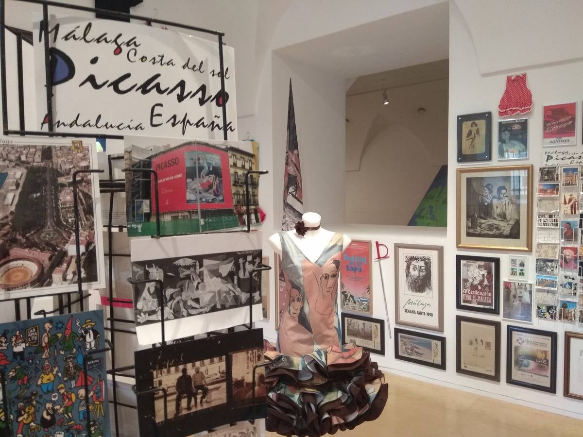 El creador malagueño firma en el museo nacional una ambiciosa retrospectiva que repasa cuatro décadas de trayectoria