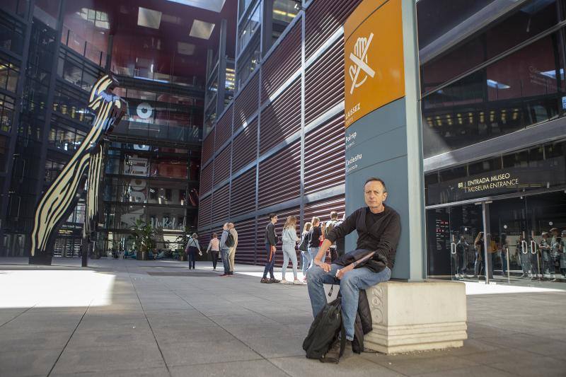 El creador malagueño firma en el museo nacional una ambiciosa retrospectiva que repasa cuatro décadas de trayectoria