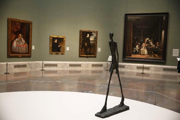 Una de las piezas de Alberto Giacometti, de espaldas a 'Las meninas'. :: Paco Campos / EFE