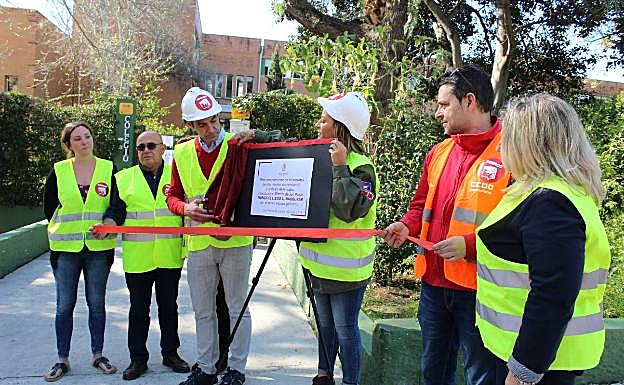 El equipo de IU, hoy, en las inmediaciones del CEIP Al-Ándalus. 