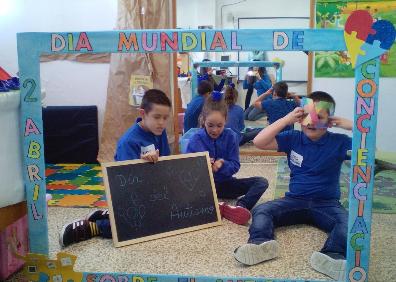 Imagen secundaria 1 - Arriba y a la izquierda, actividades en el colegio público San Miguel de Nerja y a la derecha, en la plaza del Ayuntamiento de Rincón de la Victoria.