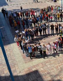 Imagen secundaria 2 - Arriba y a la izquierda, actividades en el colegio público San Miguel de Nerja y a la derecha, en la plaza del Ayuntamiento de Rincón de la Victoria.