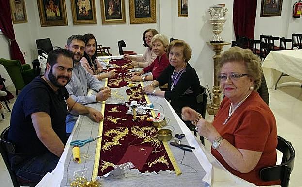 En el bordado de las bambalinas participan camareras de la Virgen y miembros del grupo joven.