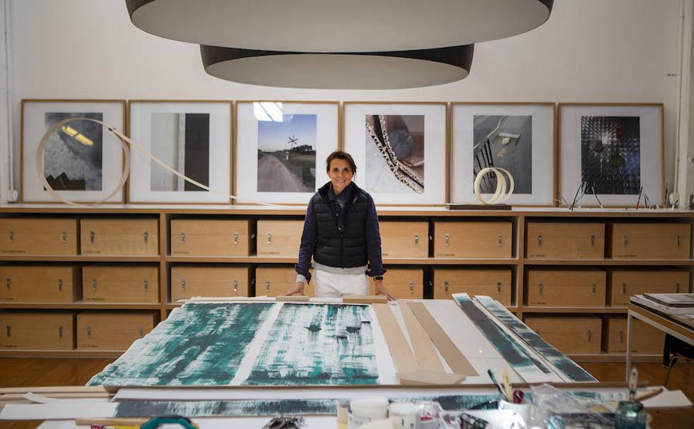 Olga Cuenca, o Ty Trias, en su estudio de Madrid con las obras que está preparando para su próxima exposición.