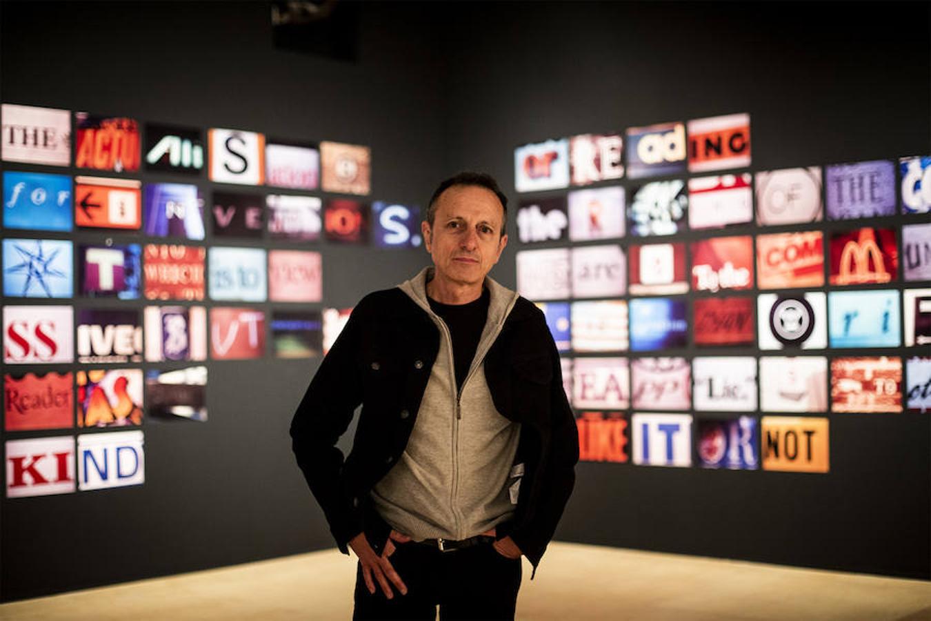 El creador malagueño firma en el museo nacional una ambiciosa retrospectiva que repasa cuatro décadas de trayectoria