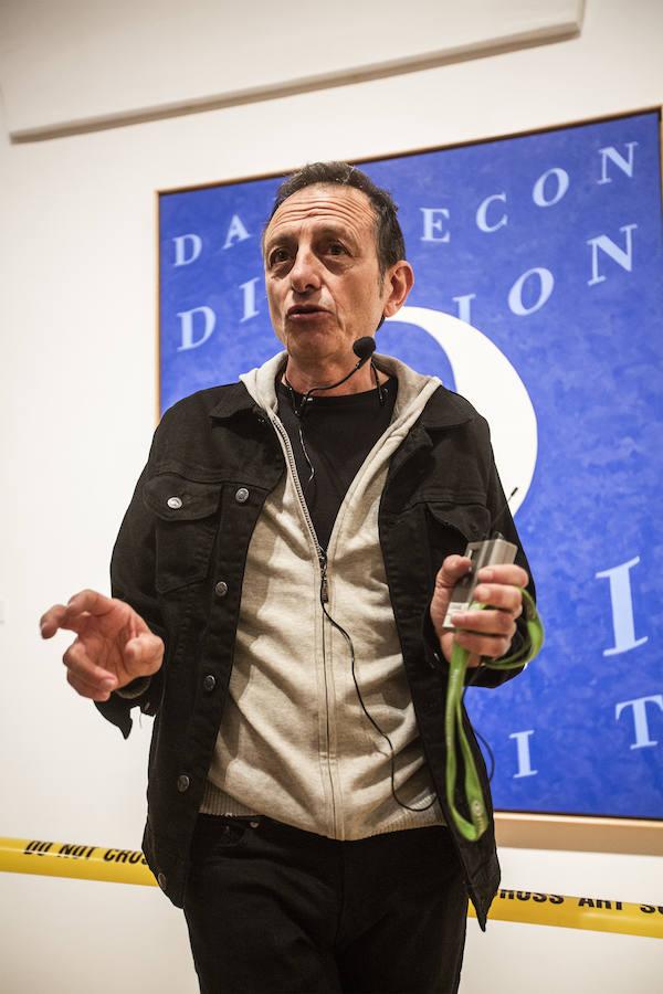 El creador malagueño firma en el museo nacional una ambiciosa retrospectiva que repasa cuatro décadas de trayectoria