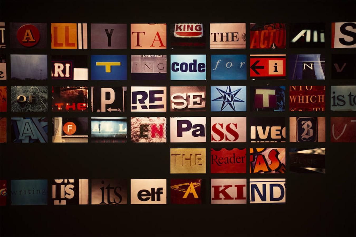 El creador malagueño firma en el museo nacional una ambiciosa retrospectiva que repasa cuatro décadas de trayectoria