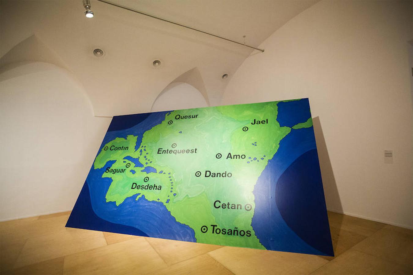 El creador malagueño firma en el museo nacional una ambiciosa retrospectiva que repasa cuatro décadas de trayectoria