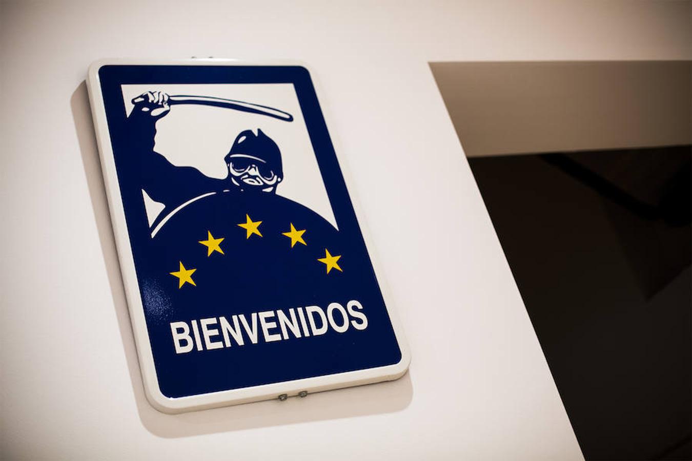 El creador malagueño firma en el museo nacional una ambiciosa retrospectiva que repasa cuatro décadas de trayectoria