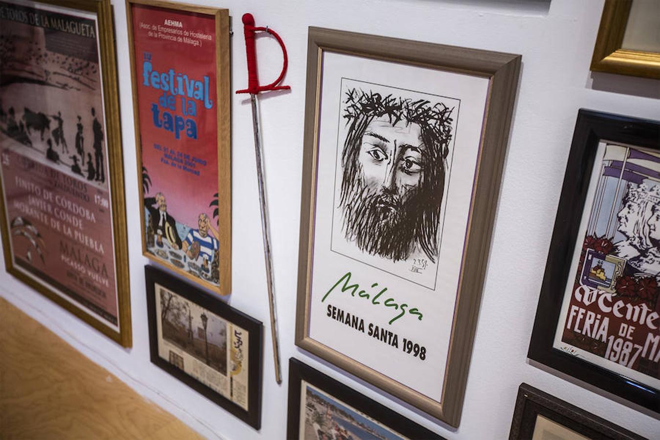 El creador malagueño firma en el museo nacional una ambiciosa retrospectiva que repasa cuatro décadas de trayectoria