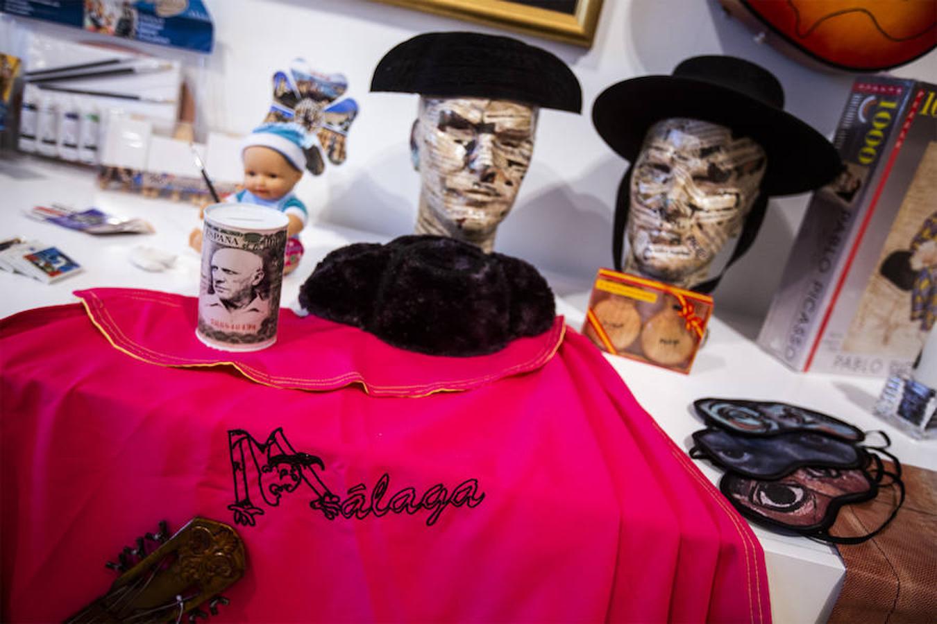 El creador malagueño firma en el museo nacional una ambiciosa retrospectiva que repasa cuatro décadas de trayectoria