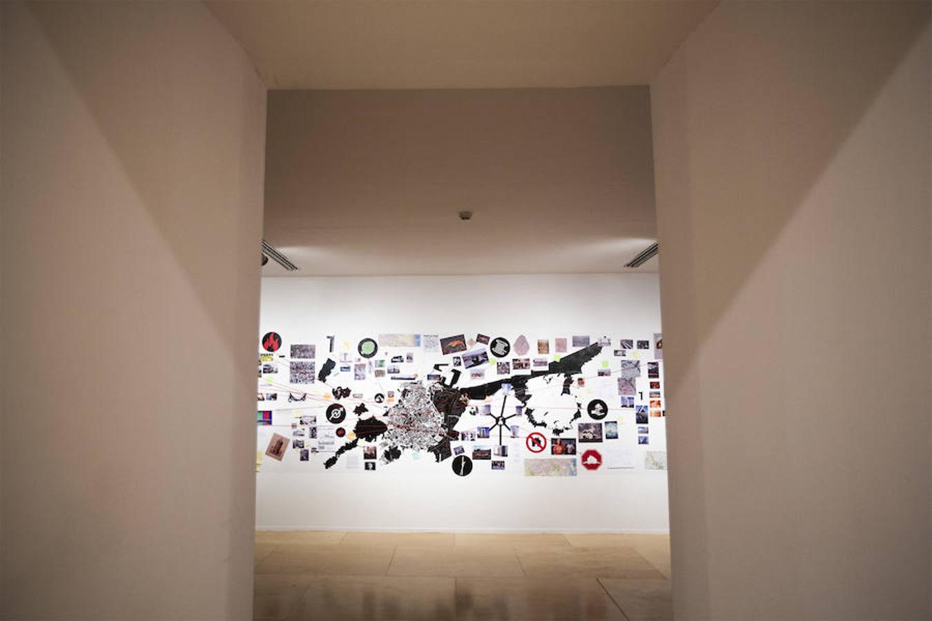 El creador malagueño firma en el museo nacional una ambiciosa retrospectiva que repasa cuatro décadas de trayectoria