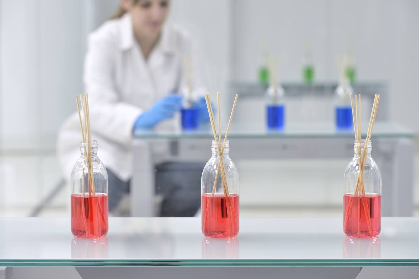 Templo del olor: Los laboratorios españoles crean las fórmulas de algunos de los perfumes más usados en el mundo. Combinan miles de fragancias naturales y sintéticas para dar en la diana