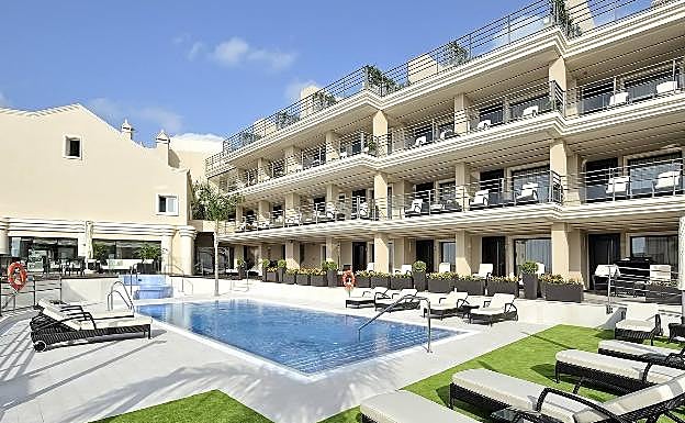 Vista de una zona de piscina del hotel Vincci Selección Aleyssa 