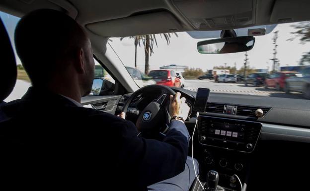 Taxistas y VTC rechazan las propuestas de la Junta para regular ambos sectores