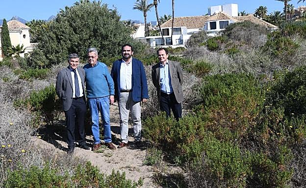 Fernando Piquer (segundo por la izquierda), hoy en la duna, junto a los concejales de Obras y Medio Ambiente y el gerente de Hidralia.