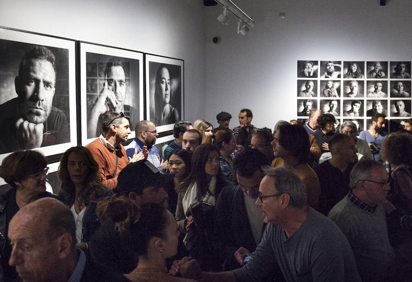 El fotógrafo Jesús Chacón reúne en un libro y una exposición un centenar de retratos de personajes de la vida cultural marbellí