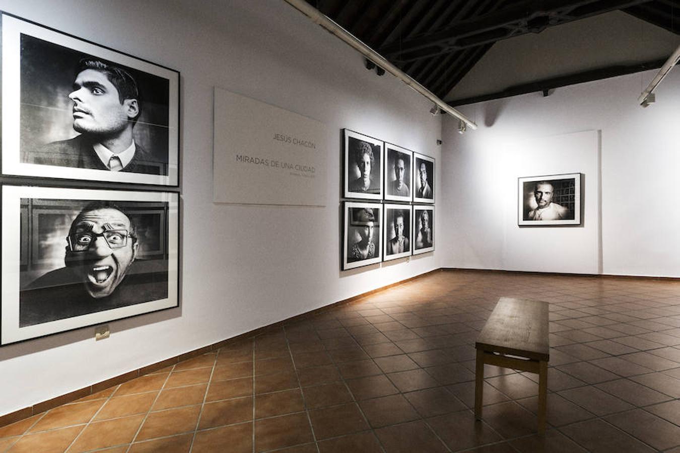 El fotógrafo Jesús Chacón reúne en un libro y una exposición un centenar de retratos de personajes de la vida cultural marbellí