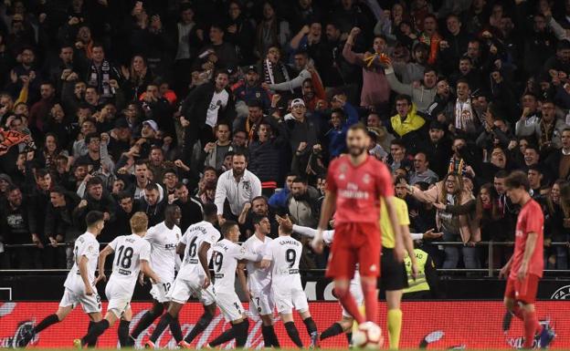 Los jugadores del Valencia celebran el 1-0. 