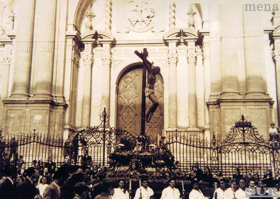 La imagen del Señor pasa ante la Ctedral en su primera salida procesional