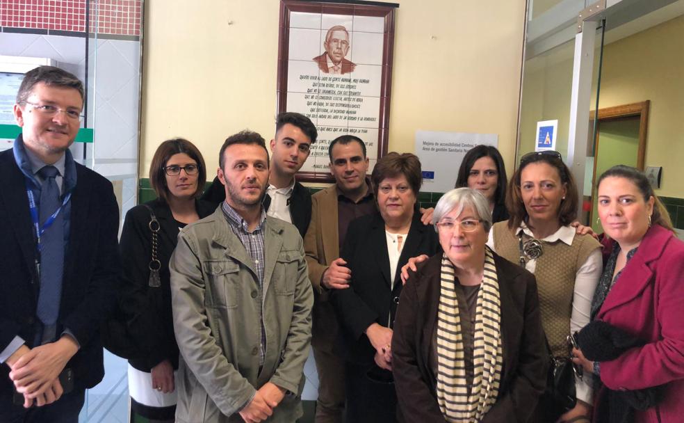 Familiares de Bernal en el centro de salud de Sierra de Yeguas. 