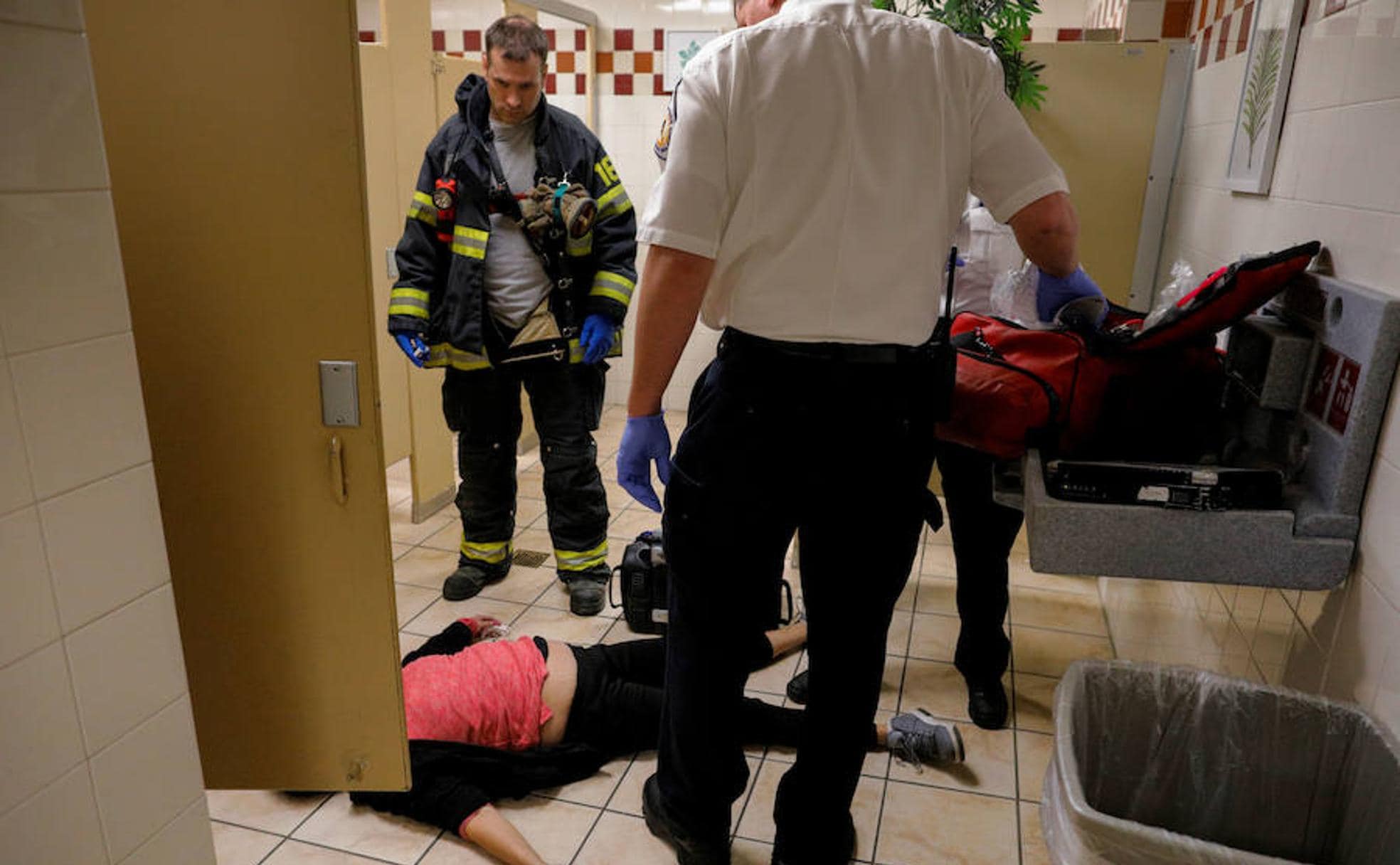 Los sanitarios atienden a una mujer de 40 años víctima de una sobredosis de opiáceos en el baño de una tienda de Malden (Massachusetts).