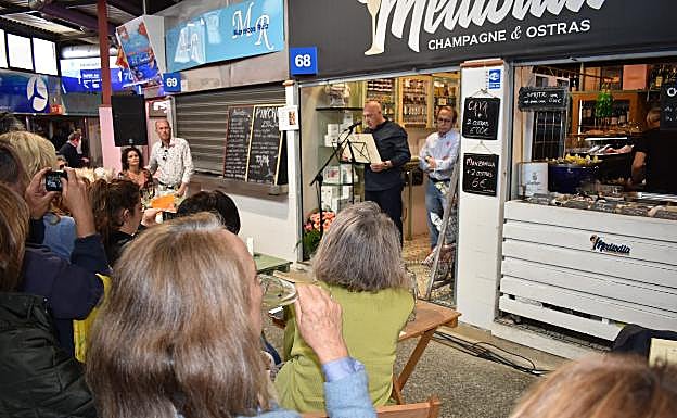 Ambos poetas, hoy, durante la declamación de sus poemarios en el Mercado Central. 