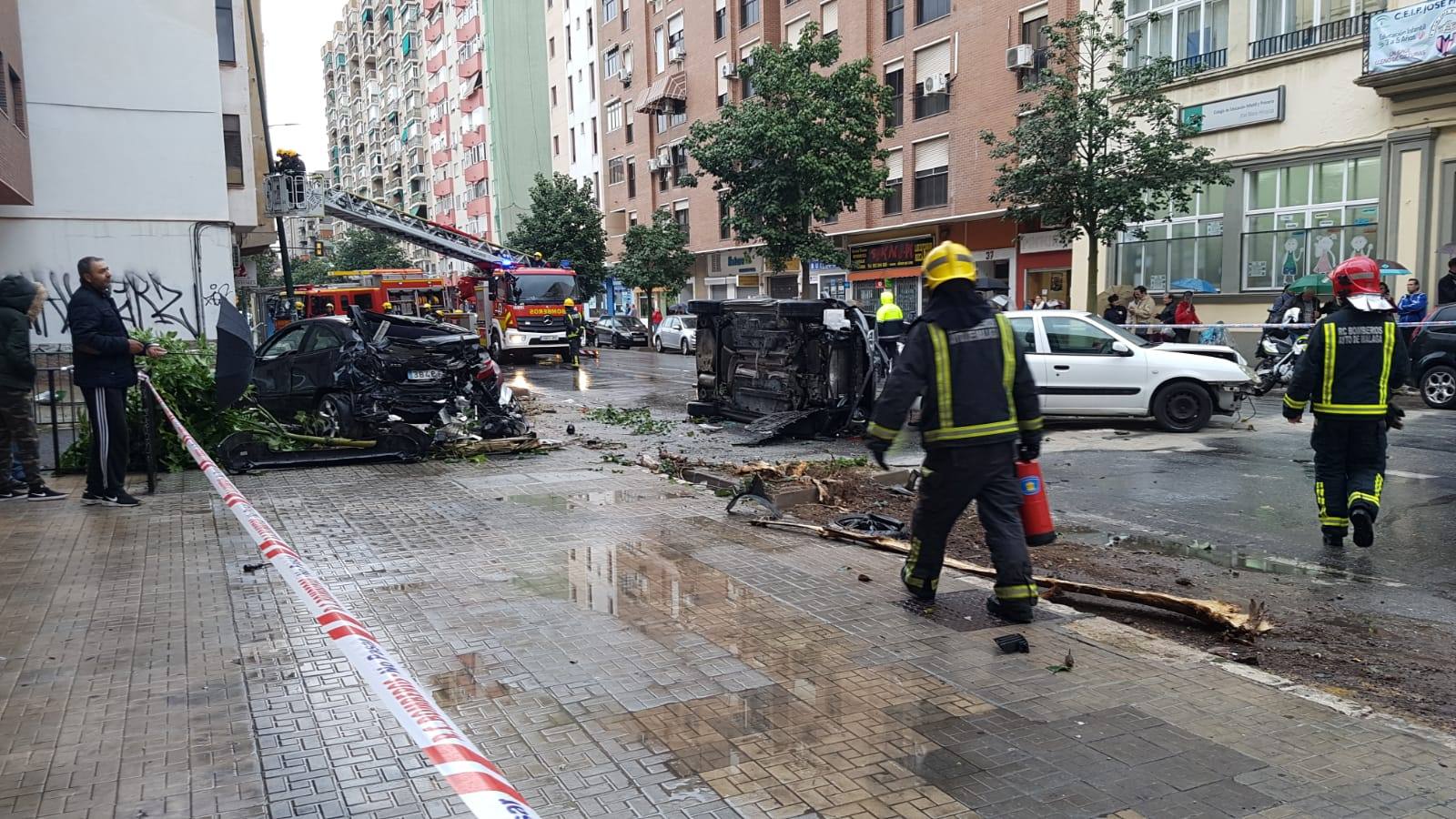 Los sanitarios han conseguido reanimar al conductor, que estuvo varios minutos en parada cardiorrespiratoria, y lo han trasladado al hospital