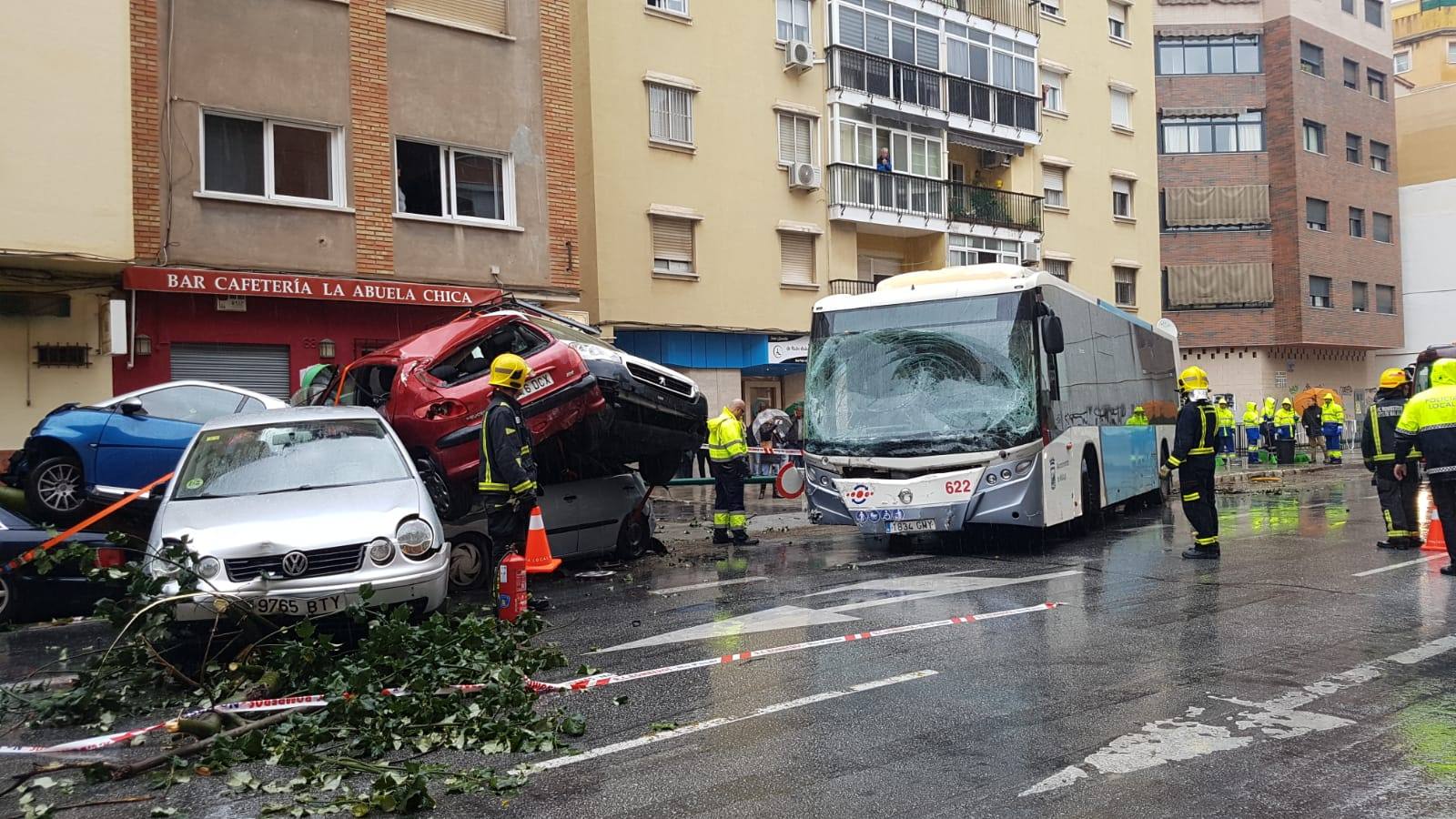 Los sanitarios han conseguido reanimar al conductor, que estuvo varios minutos en parada cardiorrespiratoria, y lo han trasladado al hospital