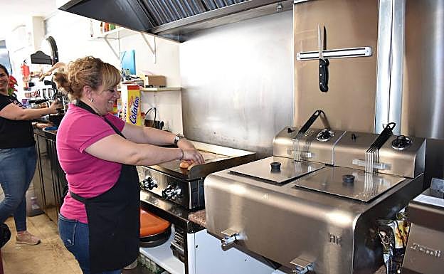 Imagen principal - Nuevas freidoras (arriba). La alcaldesa, con representantes de los centros y el albacea, y nueva cocina. 