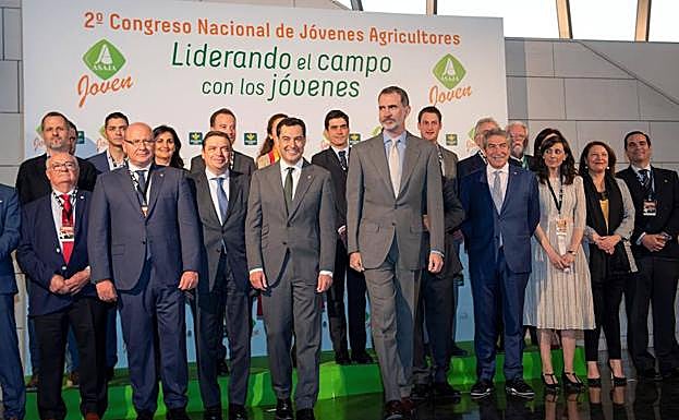 El Rey Felipe, el presidente de la Junta, Juanma Moreno, y el ministro de Agricultura, Luis Planas, en el congreso de jóvenes agricultores. 