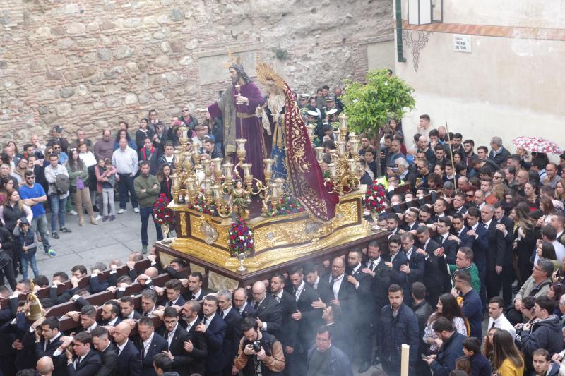 Traslado de los titulares de la Hermandad de la Sagrada Cena desde la parroquia de los Santos Mártires.