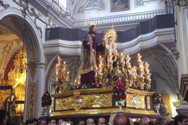 Traslado de los titulares de la Hermandad de la Sagrada Cena desde la parroquia de los Santos Mártires.