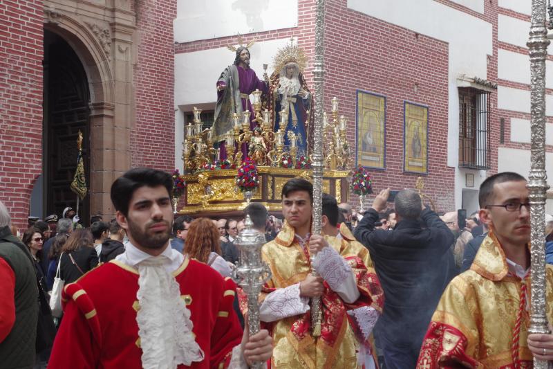 Traslado de los titulares de la Hermandad de la Sagrada Cena desde la parroquia de los Santos Mártires.