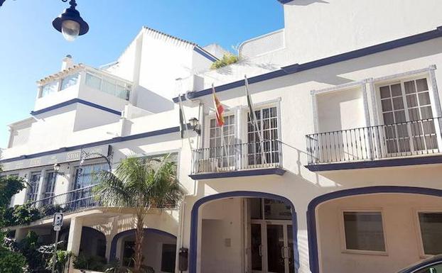 Fachada del Ayuntamiento de Estepona. 