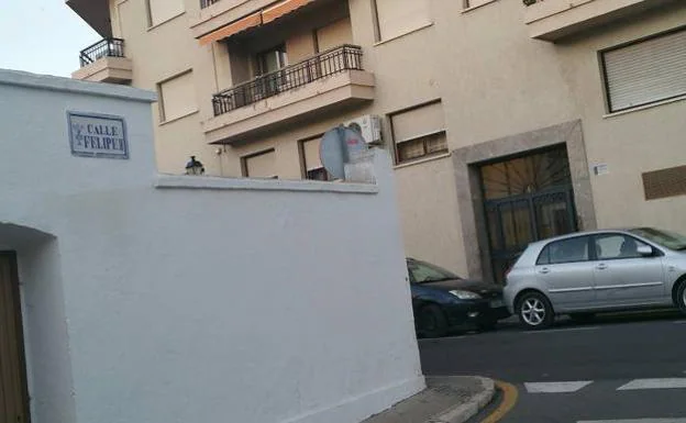 Entrada al bloque de la víctima, en la plaza de Castilla. 